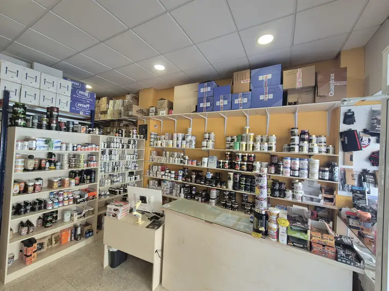Interior de Protein Center con el mostrador y las estanterías llenas de producto